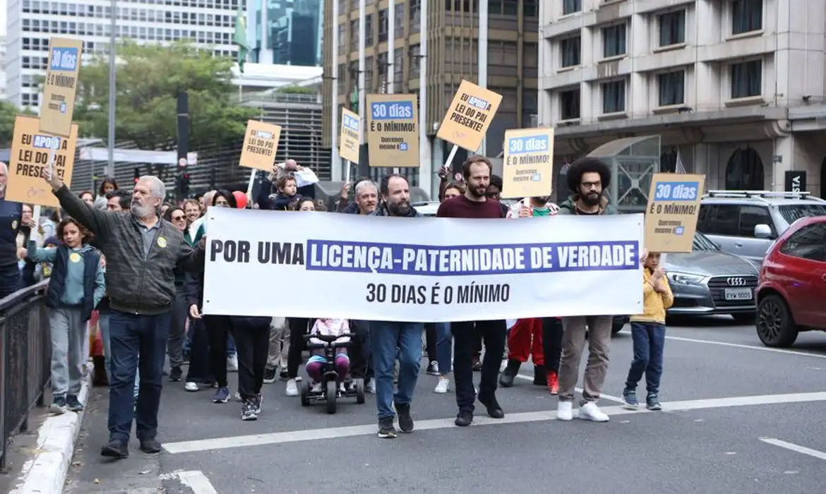 Nova lei amplia licença-paternidade para até 20 dias e cria benefício inédito para pais