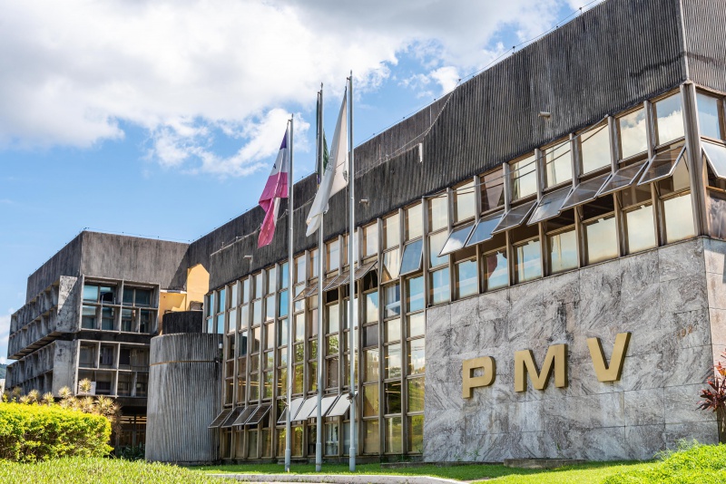 Concurso da Prefeitura de Vitória ES 2026 abre inscrições com salários de até R$ 9,8 mil